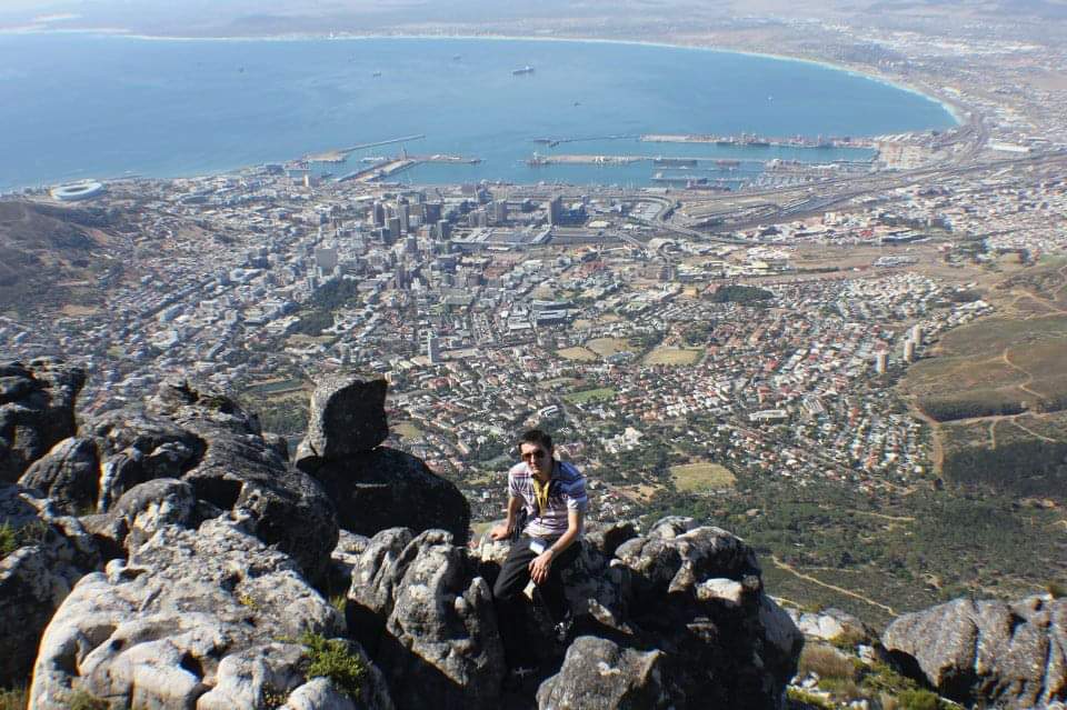 Juan Sebastián, agente de Viajes de BIDtravel posando Table Mountain en Sudáfrica