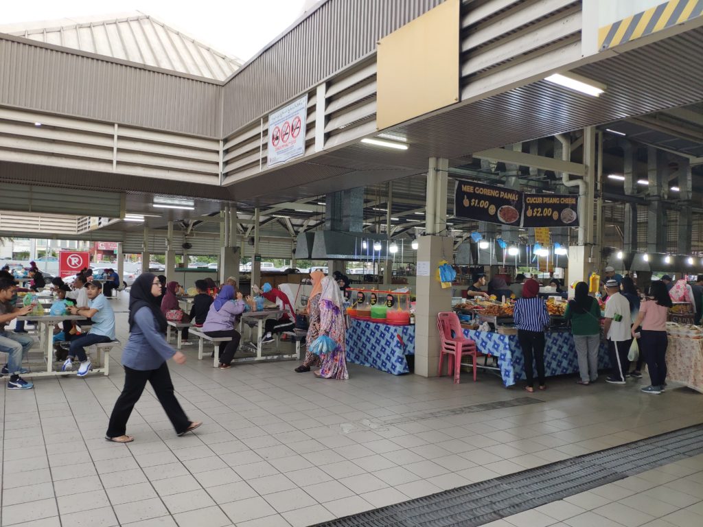 Entrada al mercado nocturno de Gadong en Brunéi