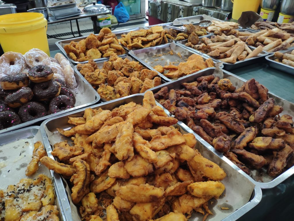 Plátano frito rebozado en el mercado nocturno de Gadong en Brunéi