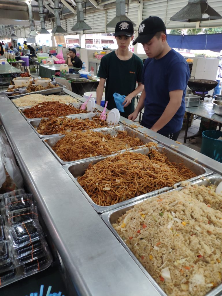 Arroz y noodles en el mercado nocturno de Gadong en Brunéi