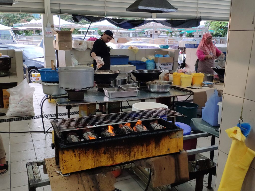 Cocina en vivo en el mercado nocturno de Gadong en Brunéi