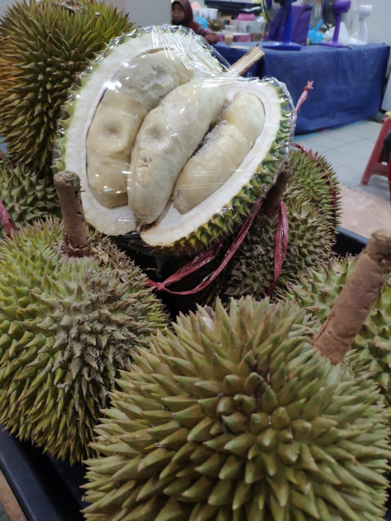 Venta de durian en el mercado nocturno de Gadong en Brunéi