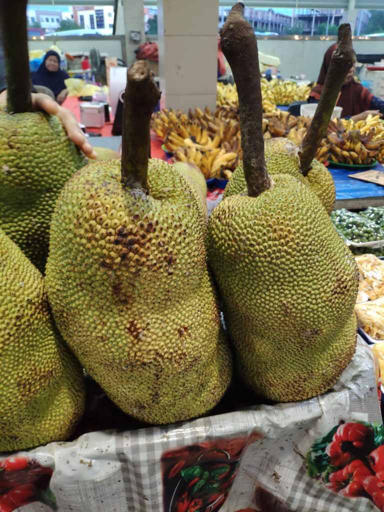 Venta de jackfruit en el mercado nocturno de Gadong en Brunéi