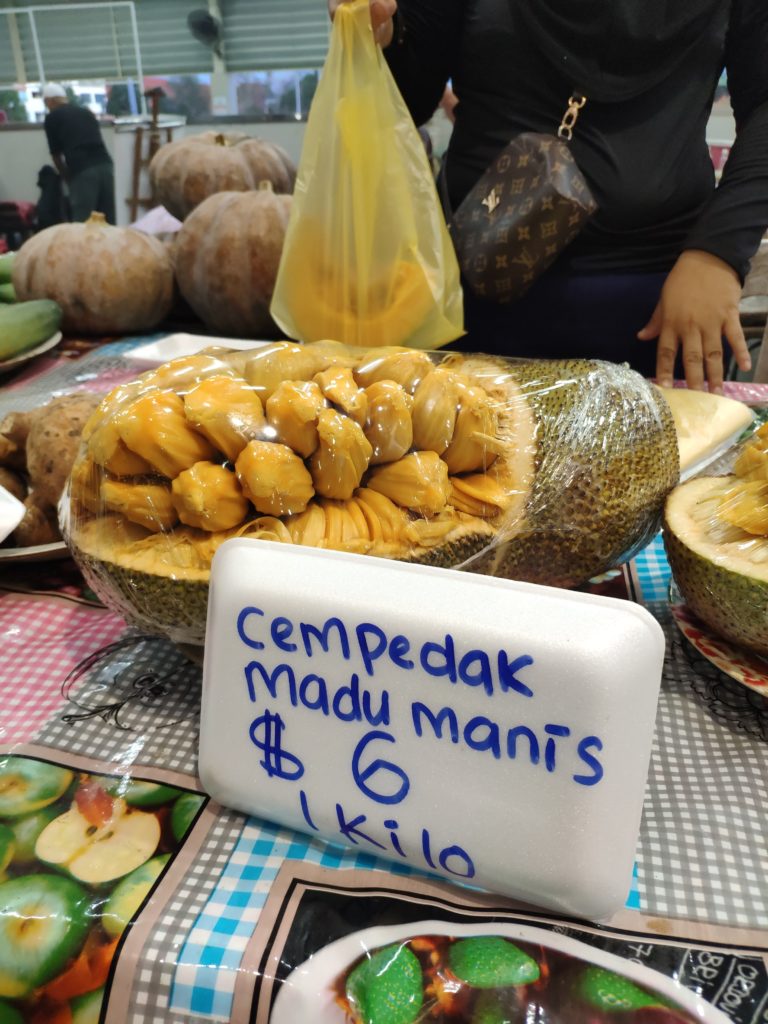 Venta de cempedak en el mercado nocturno de Gadong en Brunéi