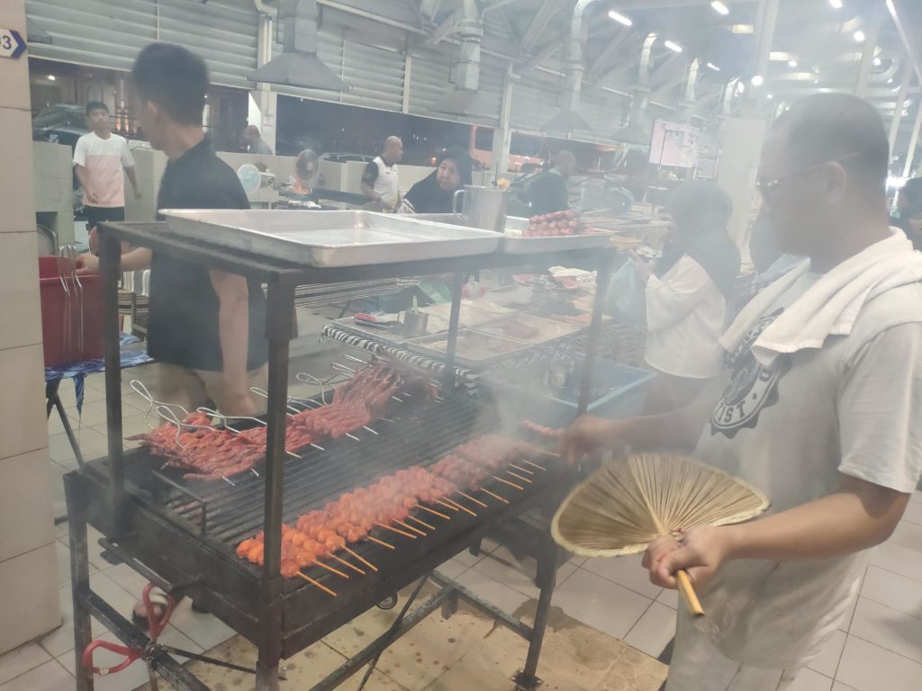 Brochetas de carne en el mercado nocturno de Gadong en Brunéi