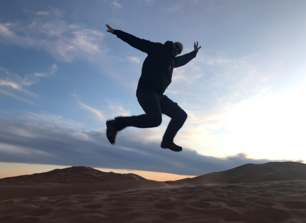 Marco, viajero de BIDtravel, saltando en las dunas de Merzouga, Sáhara, Marruecos