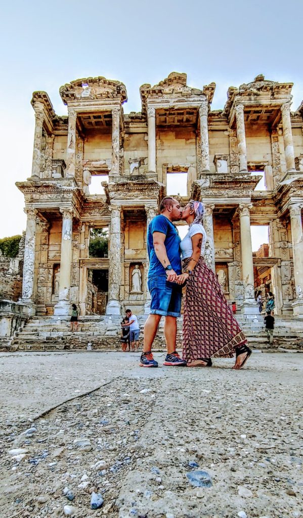 Un romántico beso delante de la Biblioteca de Celso de fondo, Turquía octubre 2020
