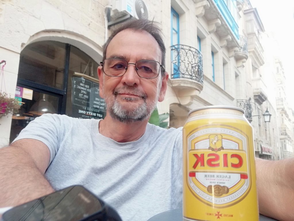 Disfrutando de una bebida en una terraza en Malta, agosto 2020
