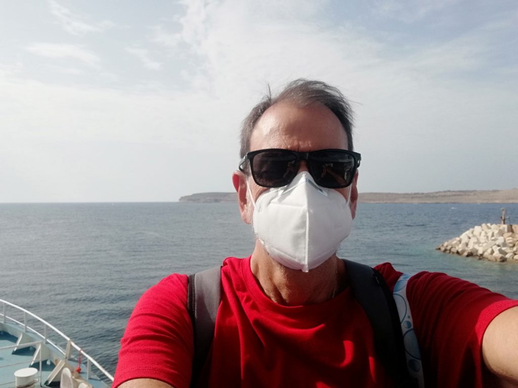 Viajando en ferry con mascarilla entre las Islas de Malta, agosto 2020