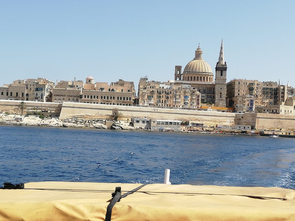 Basílica de Nuestra Señora del Monte Carmelo, vista desde una embarcación, Malta agosto 2020