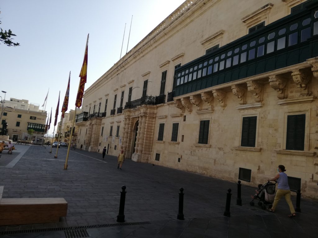 Fachada del Palacio del Gran Maestre en Malta, agosto 2020