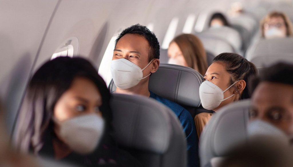 Pasajeros de un avión viajando con las mascarillas puestas y sintiéndose seguros a bordo.