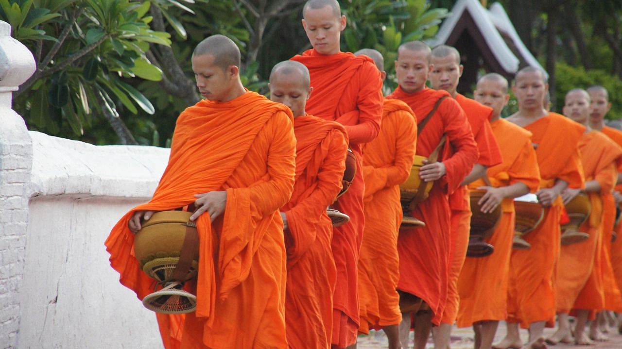 Monjes budistas en Laos