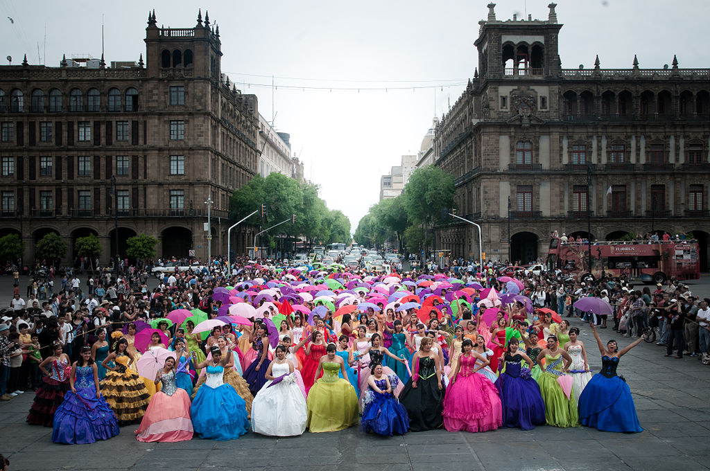 300 Quinceañeras posan en el Zócalo de la Ciudad de México