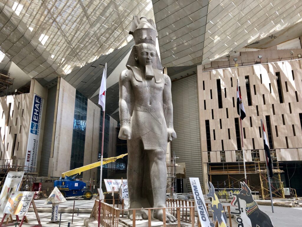 Imagen de la estatua colosal de Ramsés II en el Gran Museo Egipcio