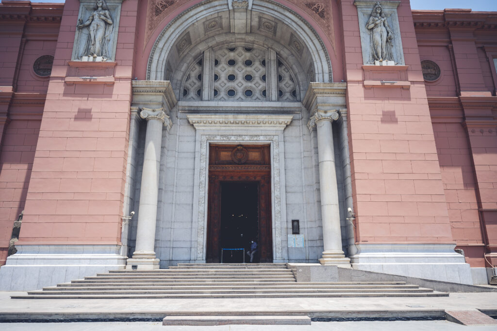 Imagen de la entrada al Museo de Antigüedades Egipcias o Museo Egipcio de El Cairo