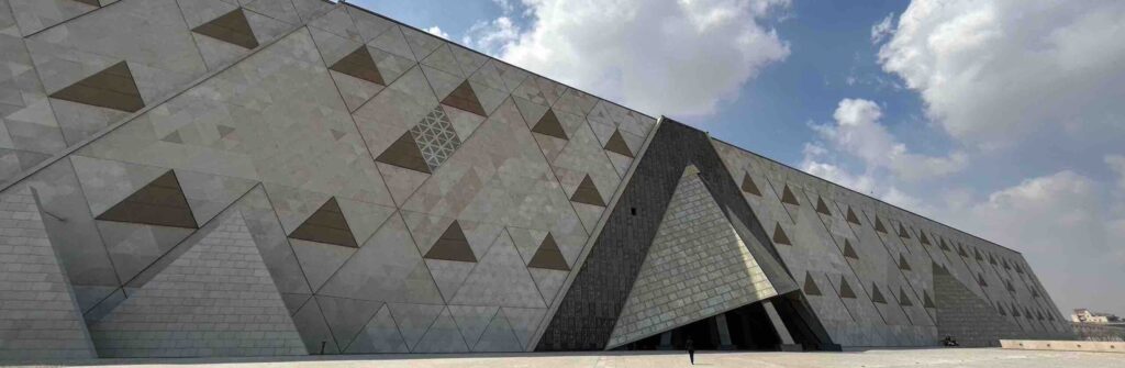 Imagen de la fachada del Gran Egyptian Museum
