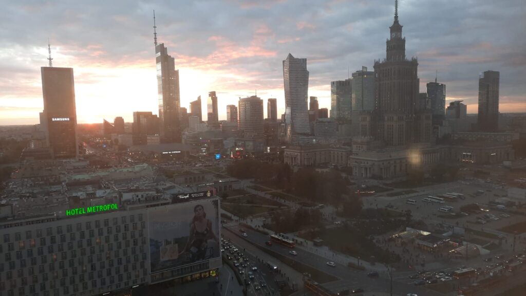 Vistas desde el piso 24 del hotel Novotel Varsovia Centrum al atardecer. Al fondo el Palacio de la Cultura y la Ciencia y varios rascacielos.
