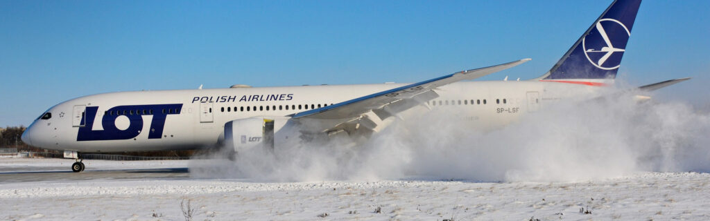 Avión de LOT Polish Airlines aterrizando en una pista cubierta de nieve
