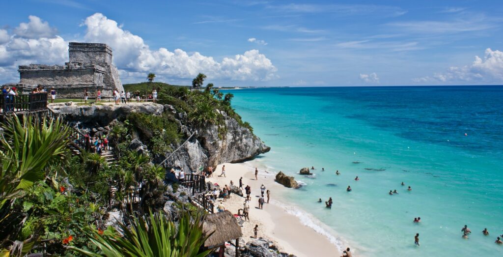 Ruinas del sitio arqueológico precolombino Tulum frente al mar Caribe
