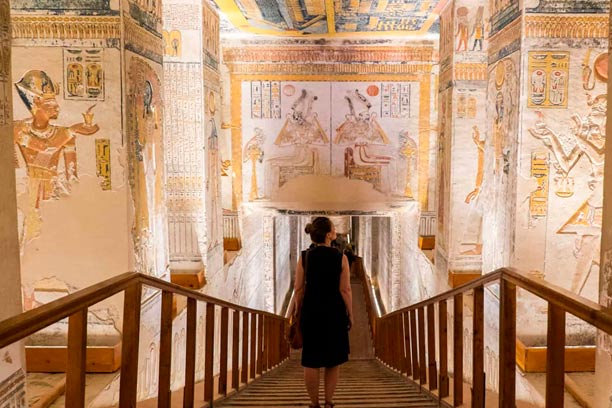 Una mujer entrando en el templo de Dendera y observando sus pinturas