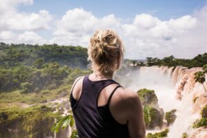 Agente de viajes experta viajando por Argentina en Cataratas del Iguazú