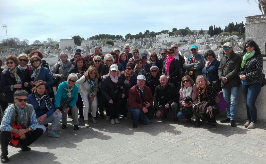 BIDtravel: tu agencia especialista en viajes organizados para grupos 1 Foto de un grupo de viajeros recorriendo la región de Apulia (Italia)
