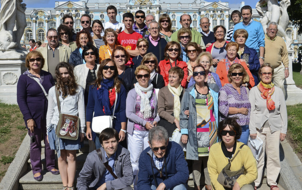 BIDtravel: tu agencia especialista en viajes organizados para grupos 3 Foto de un grupo de viajeros visitando el Palacio de Catalina en San Petersburgo, Rusia