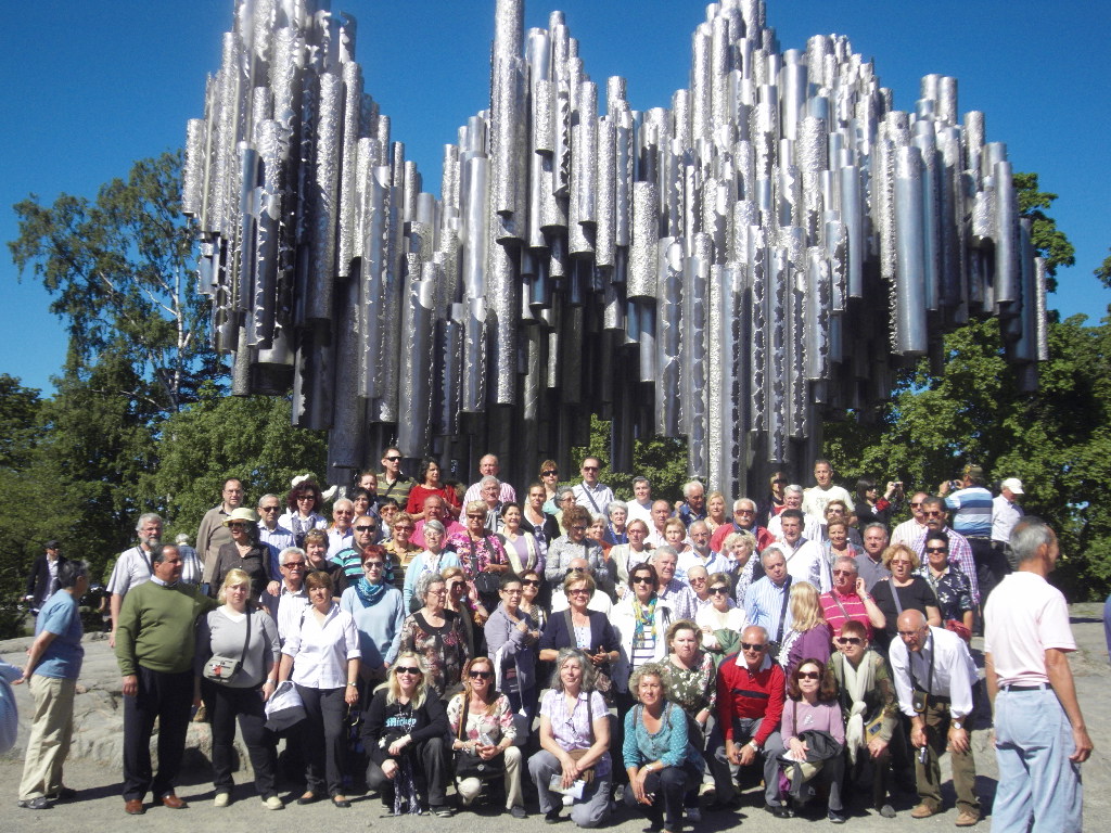 Foto de un grupo de viajeros con el Monumento a Sibelius de fondo, en Helsinki