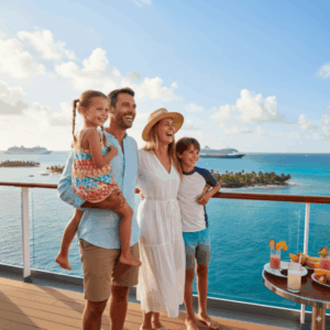 Foto de una familia feliz en la cubierta de un crucero