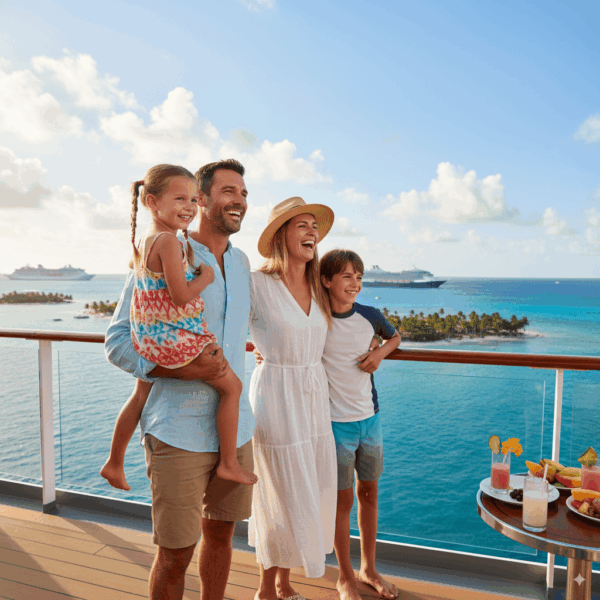 Foto de una familia feliz en la cubierta de un crucero