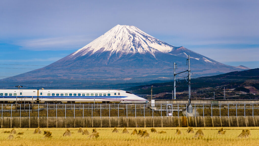 Tren pasando, paisaje Monte Fuji, Japón.