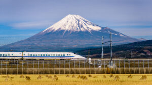 Tren pasando, paisaje Monte Fuji, Japón.