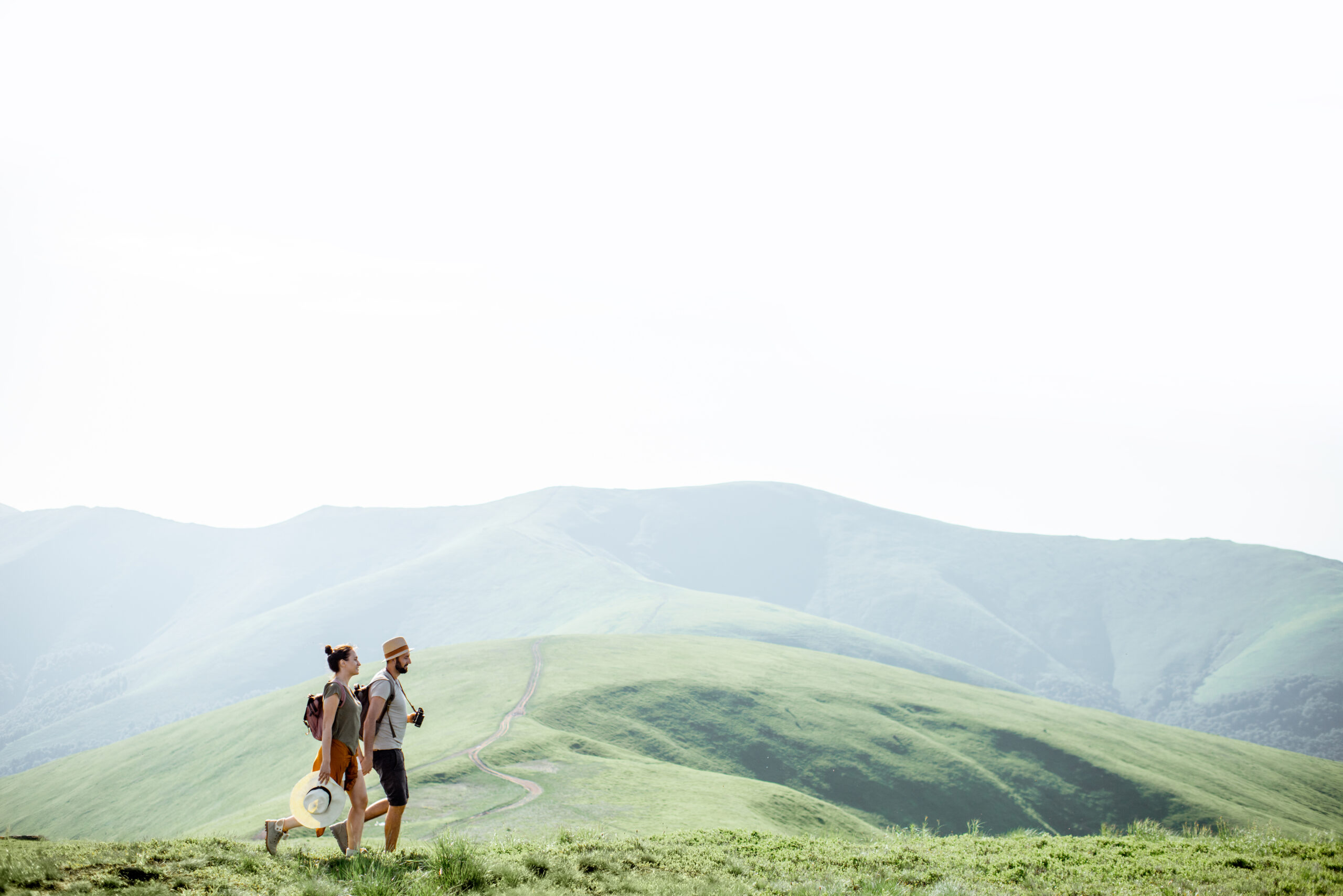 pareja caminando en armenia con montañas detras
