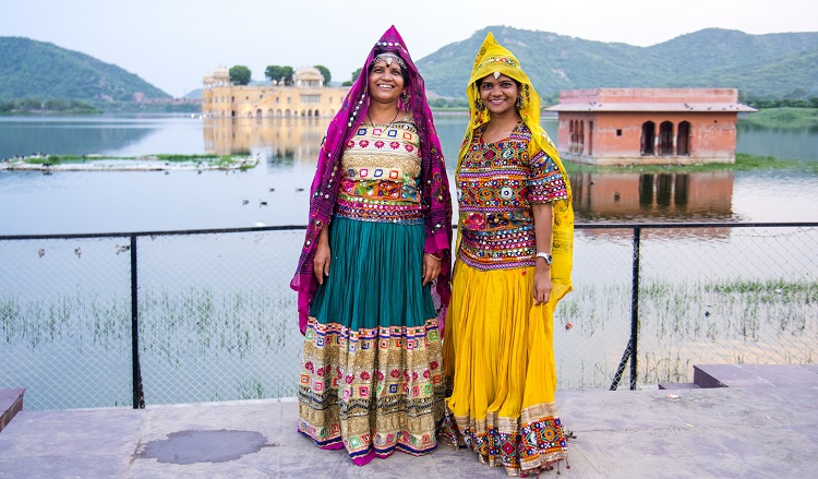 mujeres en Agra delante del Palacio Jal Mahal en Jaipur