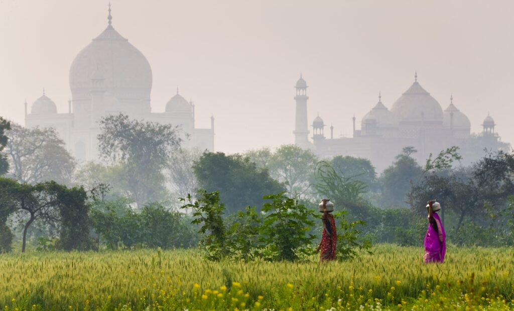 Taj Mahal, Agra, de fondo con mujeres trabajando.