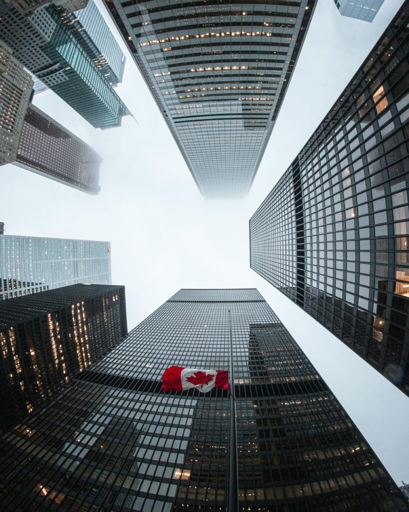 Vista de los rascacielos de Toronto desde la calle.