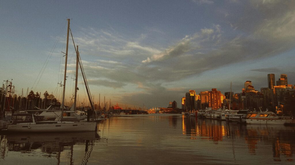 Puerto deportivo de una ciudad de Canadá, se ven barcos pequeños y yates.